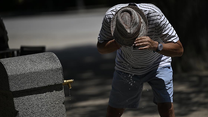 İspanya'da yazın ilk aşırı sıcak hava dalgasında termometreler 44 dereceyi gördü