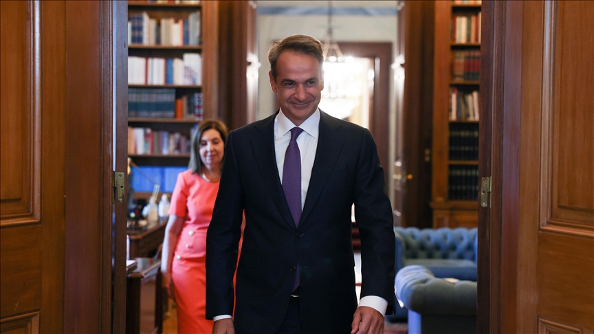 New Greek government led by Mitsotakis sworn in