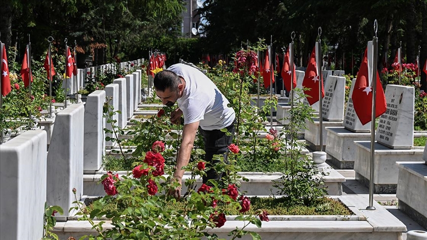 Şehit yakınları ve gaziler bayram arifesinde şehitlikleri ziyaret etti