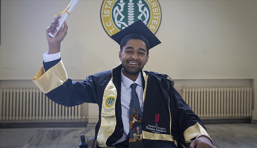 Tekerlekli sandalyesiyle engelleri aşan Bangladeşli öğrenci mezun oldu 