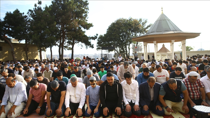 أذربيجان.. آلاف المسلمين يؤدون صلاة العيد في باكو