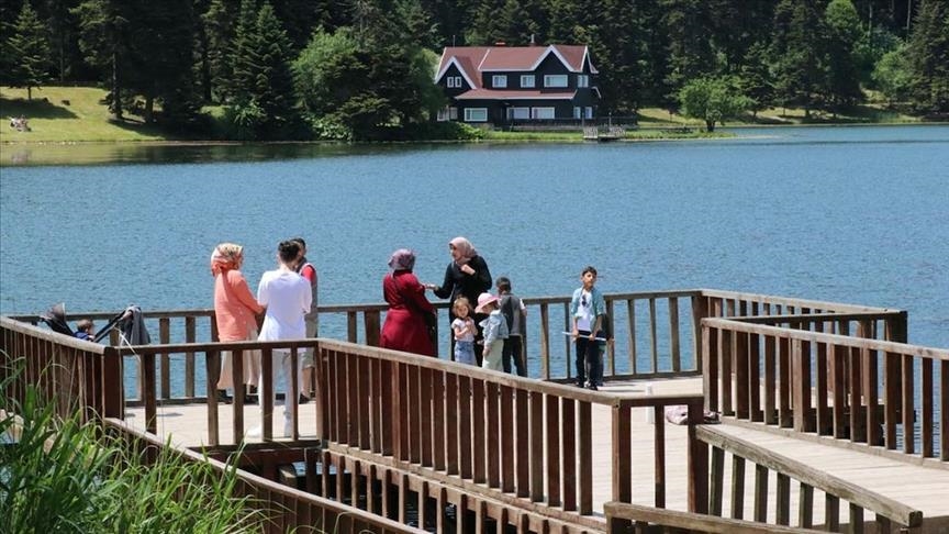 تركيا.. زوار يتوافدون إلى حديقة غولجوك الطبيعية بولاية بولو