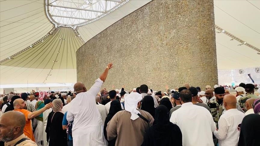 السعودية.. حجاج بيت الله يواصلون رمي الجمرات