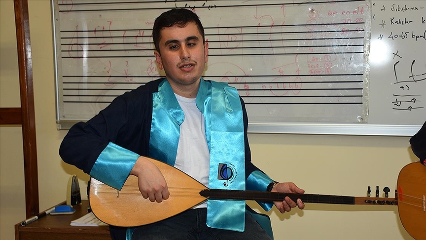 Konservatuvar birincisi görme engelli Fırat, devlet sanatçısı olmak istiyor