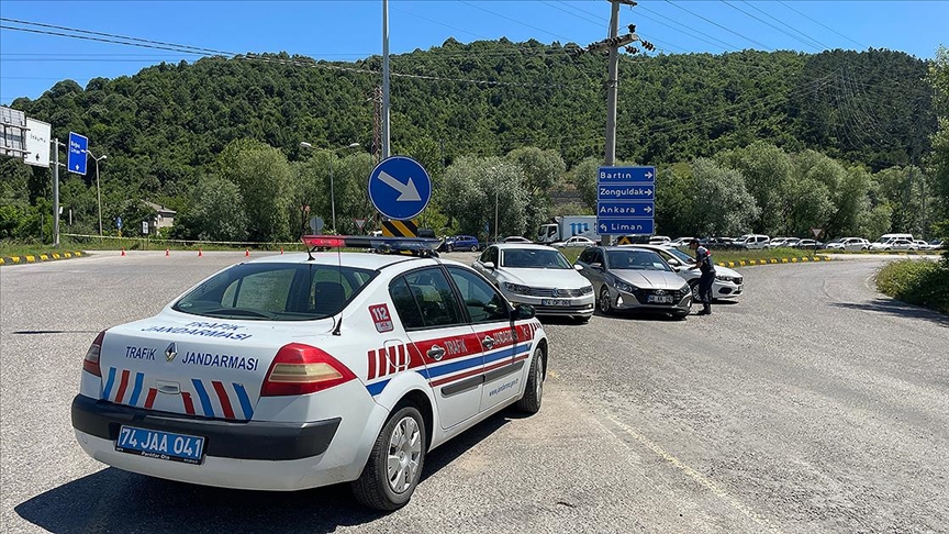 Bartın'ın İnkumu beldesi tatilci yoğunluğu nedeniyle özel araç girişine kapatıldı