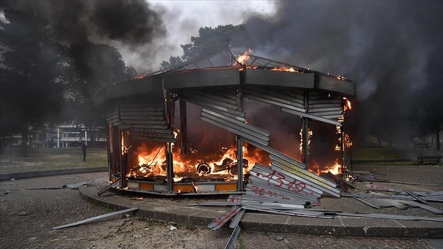 France deploys armored vehicles as police fail to contain demonstrators France deploys armored vehicles as police fail to contain demonstrators