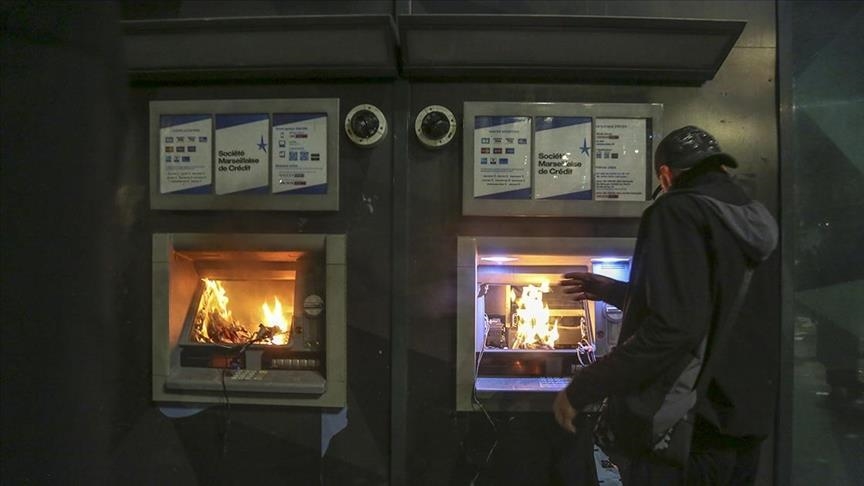 Во Франции нарастает напряженность на фоне беспорядков и стычек с полицей