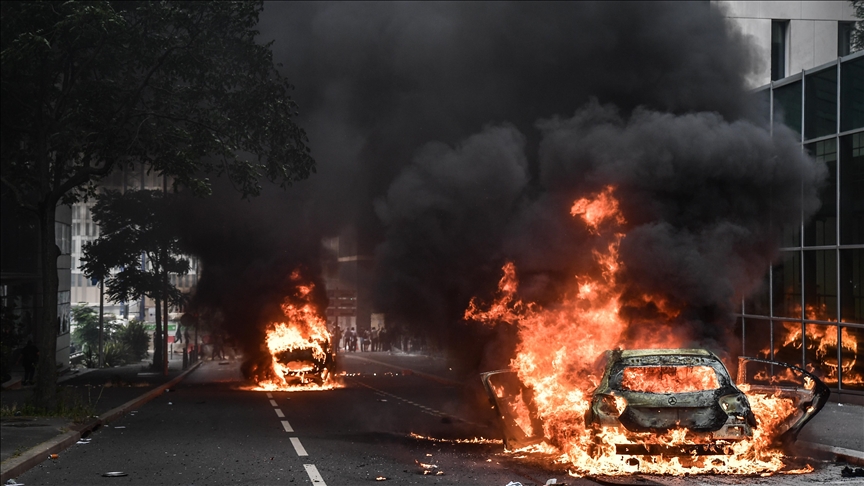 UK issues France travel warning amid violent protests