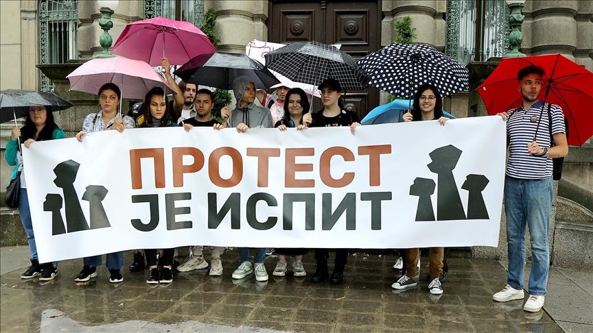 Niš: Protest “Srbija protiv nasilja“ odložen zbog pljuska, okupili se organizatori i studenti