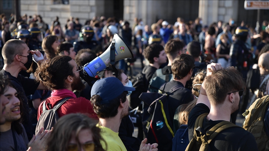 Violent protests in France spread to Switzerland