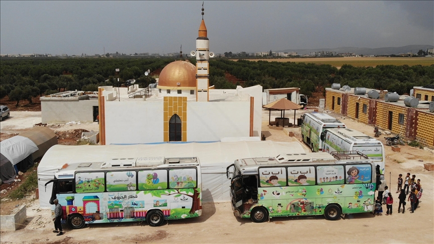 حافلات تنشر العلم والبسمة بين متضرري الزلزال شمال سوريا (تقرير)