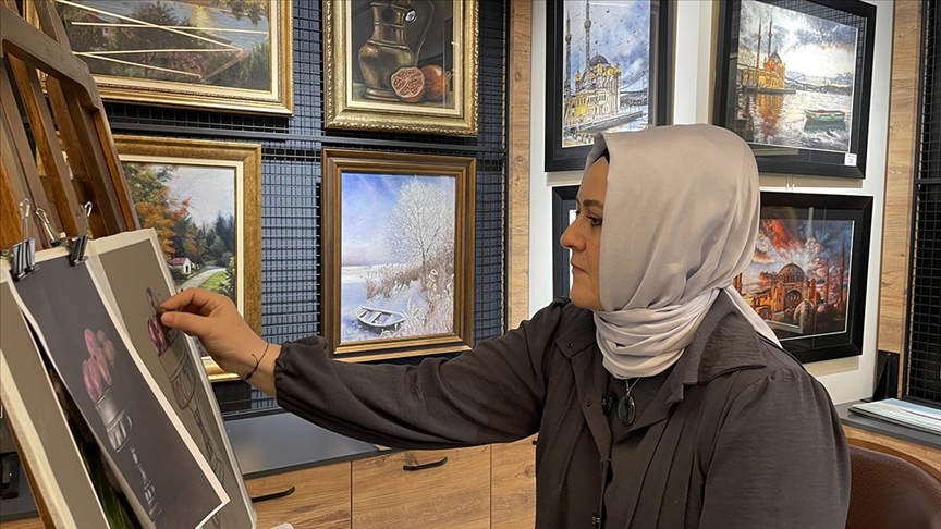'At' sergisine hazırlanan ressam Emine Bayraktar, çalışmalarını yurt dışında da sanatseverlere ulaştırmayı hedefliyor