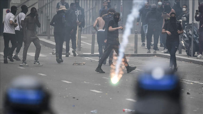 Fransa, ülkedeki protestolar nedeniyle sosyal medyada kamu düzenini tehdit edene ceza hazırlığında