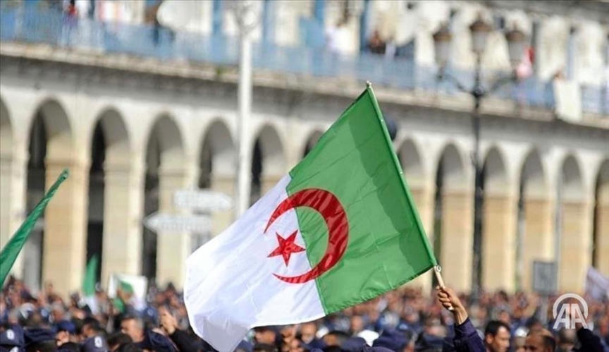 Algérie-France : des relations au rythme de "je t'aime, moi non plus"