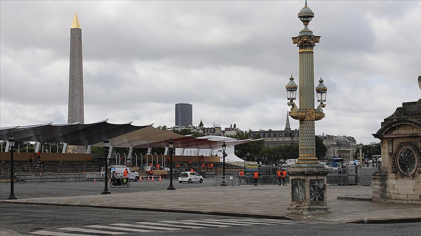 Paris'in "kalbi" Şanzelize'de protestolar nedeniyle turistlerin yerini demir bariyerler aldı