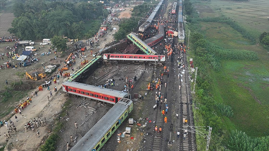 Hindistan'da geçen ayki tren kazasında ölen 293 kişiden 52'sinin kimliği hala tespit edilemedi