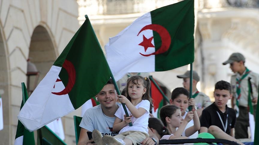 الجزائر.. احتفالات شعبية بالذكرى 61 للاستقلال عن فرنسا