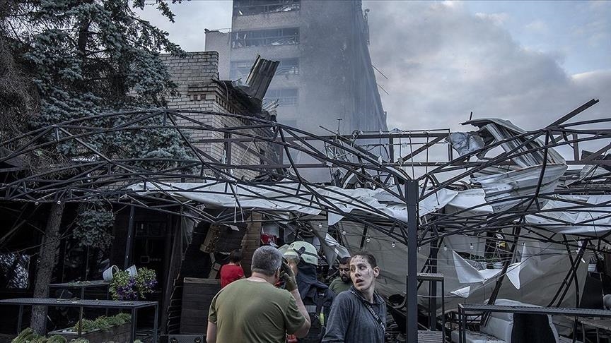 Ukraine: quatre morts dans un bombardement russe visant un immeuble résidentiel à Lviv
