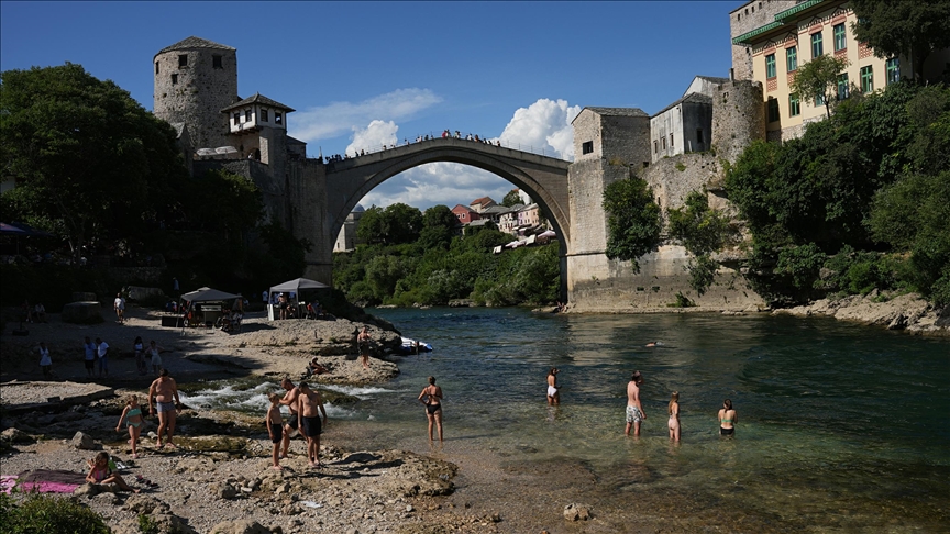 Ljeto na jugu: Mostarci rashlađenje tražili u Neretvi kod Starog mosta