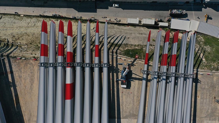 Geçen yıl Avrupa'ya gönderilen 3 rüzgar türbini kanadından biri İzmir'den