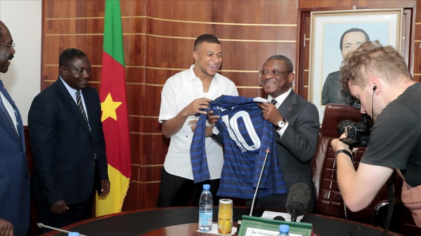 Le footballeur français Kylian Mbappe visite ses racines au Cameroun pour la première fois
