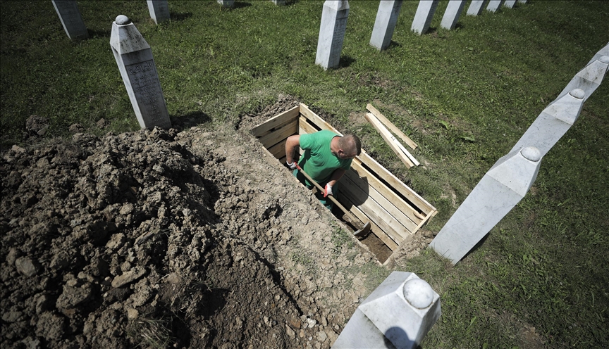 Pripreme za kolektivnu dženazu žrtava genocida 11. jula: U Potočarima se završava kopanje mezara