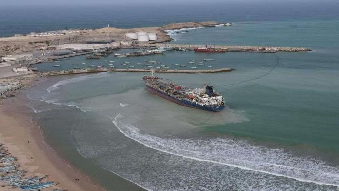تفريغ ناقلة نفطية جانحة في ميناء نشطون شرقي اليمن