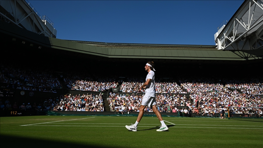 Tsitsipas sweeps Murray away in Wimbledon