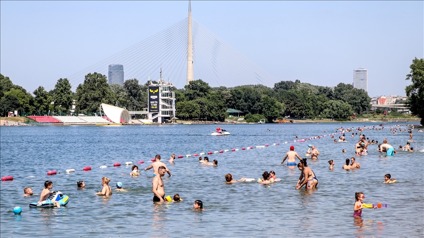Visoke temperature u Srbiji: Mnogobrojni kupači na Adi Ciganliji u Beogradu i Štrandu u Novom Sadu