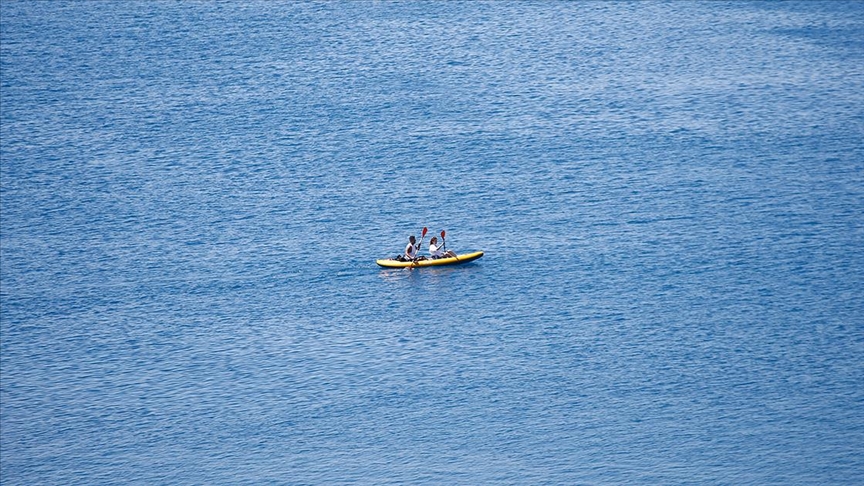 Antalya'da rüzgar, kano yapan tatilcilere zor anlar yaşattı
