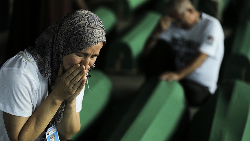 Srebrenitsa soykırımı kurbanlarının tabutları defnedilecekleri Potoçari Anıt Mezarlığı'na taşındı