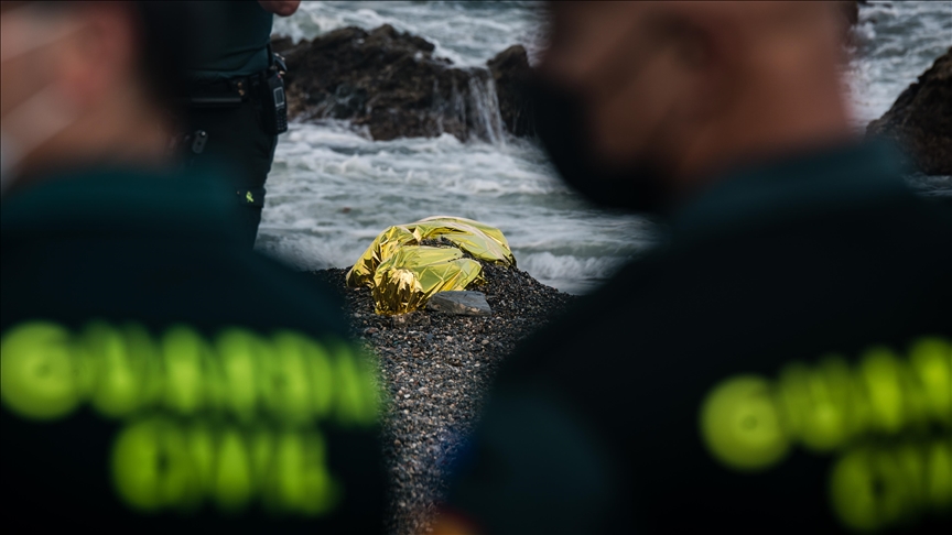 Spanish coast guard reaches 1 missing boat carrying irregular migrants near Canary Islands
