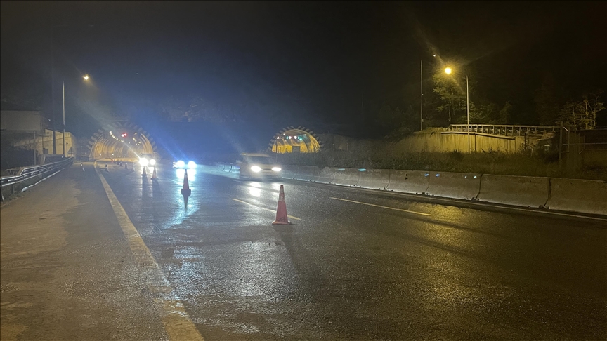 Heyelan nedeniyle Bolu Abant gişelerinden kapatılan Anadolu Otoyolu ulaşıma açıldı