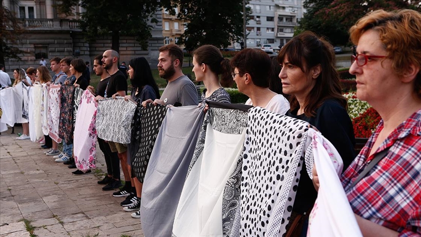 Beograd: Paljenjem sveća i instalacijom "Majčina marama" odata počast žrtvama genocida u Srebrenici