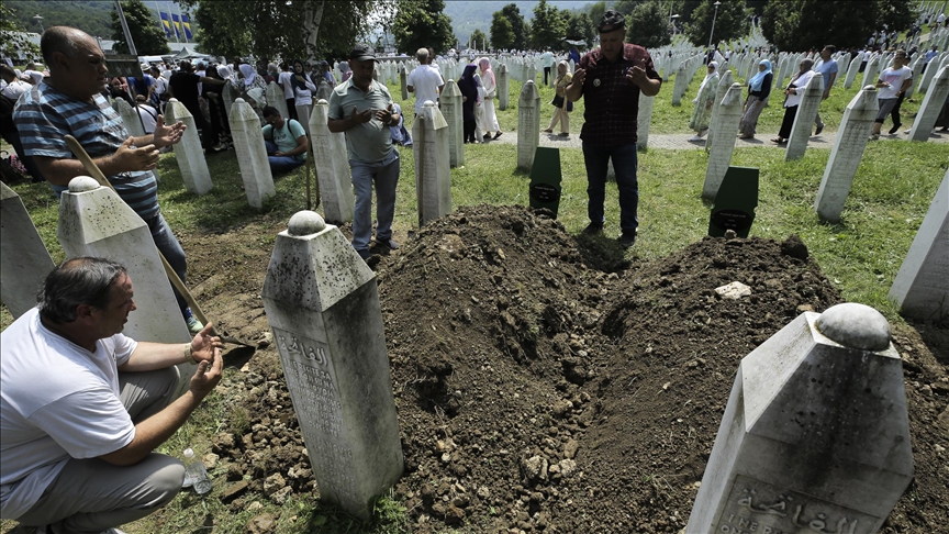 Kolektivna dženaza u Potočarima: Otac i sin - Vejsil i Hasib Mujanović ukopani jedan pored drugog