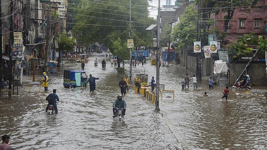 Death toll rises to over 90 as monsoon rains lash northern India