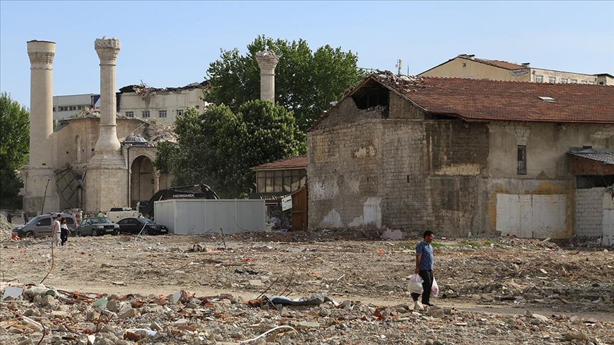Malatya esnafı depremde yıkılan iş yerleri için "can suyu" bekliyor