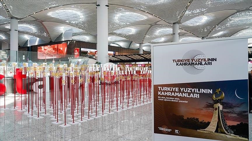 "أبطال قرن تركيا".. معرض عن شهداء 15 تموز بمطار إسطنبول