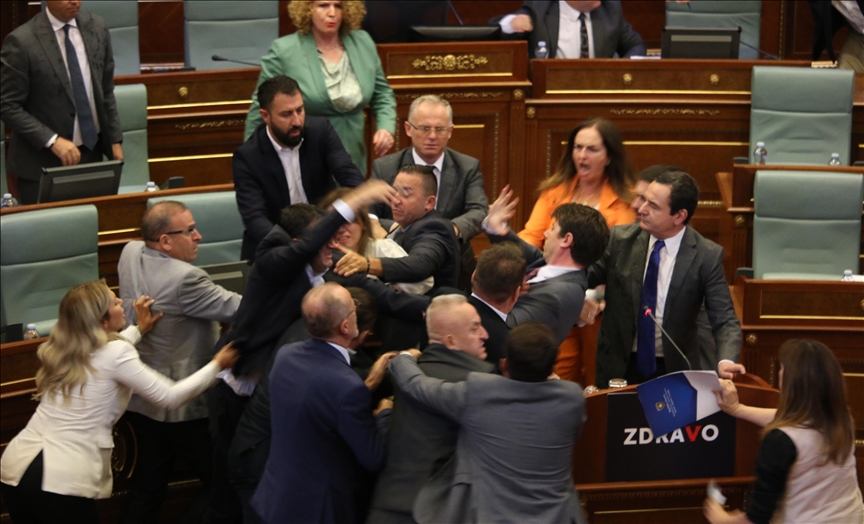 U Skupštini Kosova napadnut premijer Kurti, tuča poslanika 