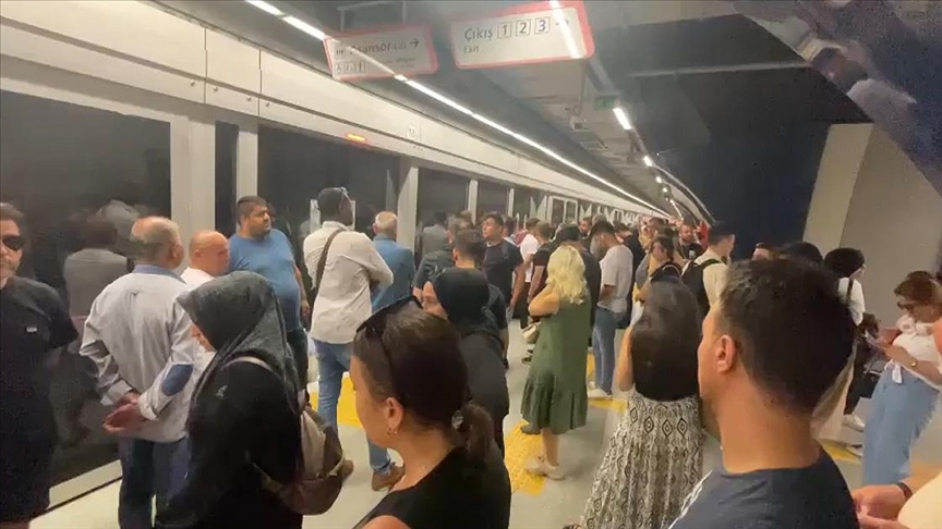 İstanbul'da metro hattındaki arıza nedeniyle yolcular durakta yoğunluk oluşturdu 