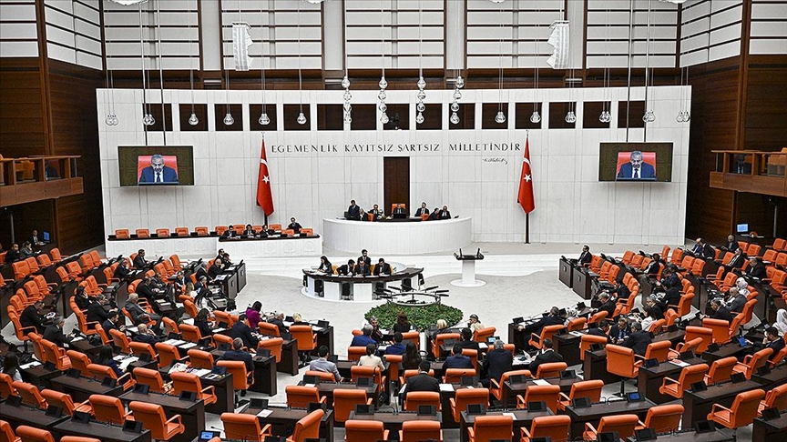 Memur maaşı ve emekli aylıklarını arttıran düzenlemeyi içeren teklifin birinci bölümü üzerindeki maddeler kabul edildi