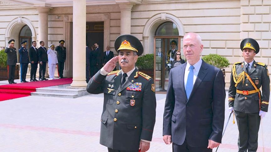 وزير الدفاع الإسرائيلي يجري أول زيارة إلى أذربيجان
