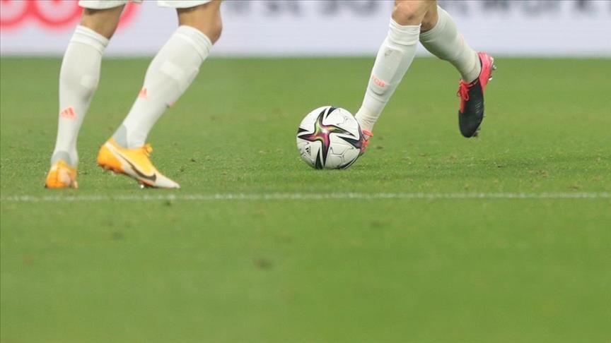Loïs Openda of RB Leipzig controls the ball during the UEFA