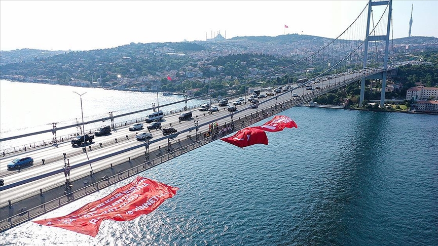 7e anniversaire du coup d'État déjoué en Türkiye : Le drapeau turc accroché sur le Pont des Martyrs du 15 juillet