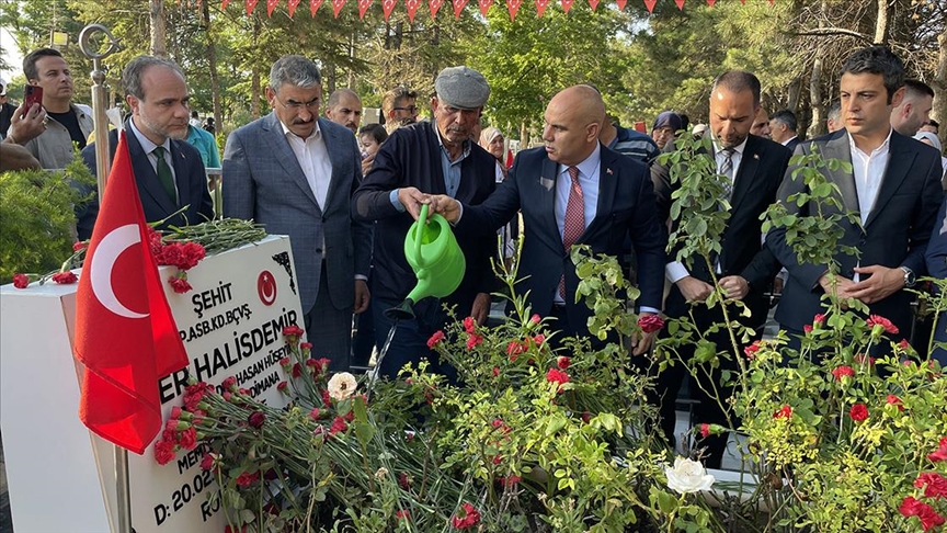 15 Temmuz kahramanı şehit Ömer Halisdemir’in kabrinde tören düzenlendi