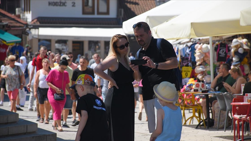 Unatoč visokim temperaturama na ulicama Sarajeva veliki broj turista