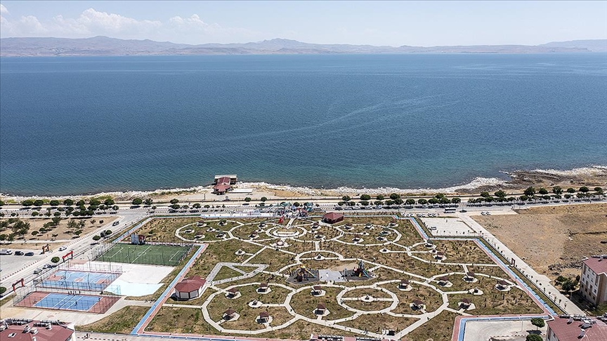 Van Gölü kıyısına inşa edilen millet bahçesi açıldı