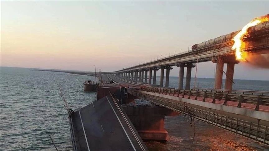 СМИ: На Крымском мосту произошли взрывы, есть погибшие