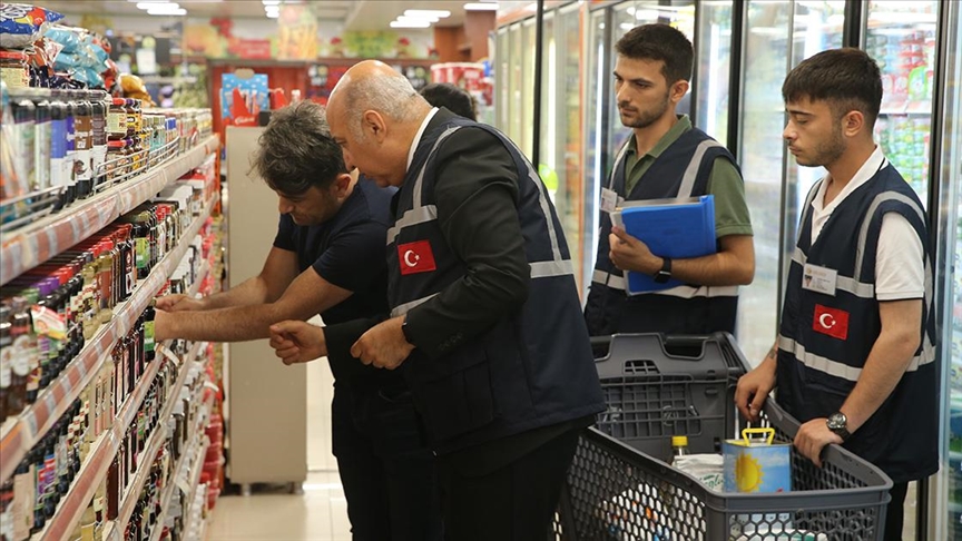 Ticaret Bakanlığının Samsun, Antalya ve Kocaeli'de marketlerdeki fiyat ve etiket denetimlerini AA görüntüledi