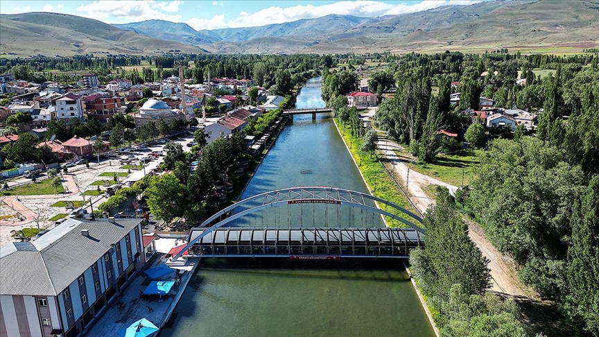 Bayburt'ta nehir üzerine yapılan cam köprü turizme katkı sağlıyor